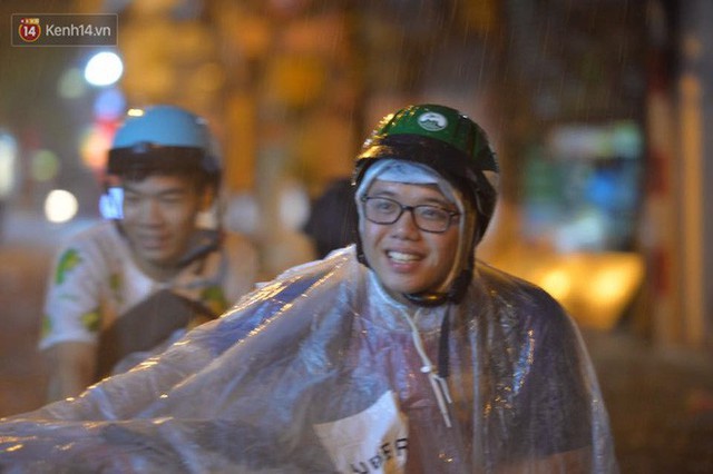Mưa lớn kéo dài khiến đường phố Hà Nội hóa thành sông, nhiều người khốn đốn vì xe chết máy - Ảnh 14.