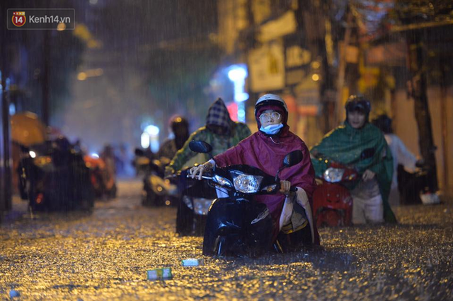 Mưa lớn kéo dài khiến đường phố Hà Nội hóa thành sông, nhiều người khốn đốn vì xe chết máy - Ảnh 15.