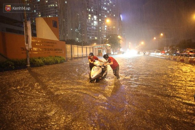 Mưa lớn kéo dài khiến đường phố Hà Nội hóa thành sông, nhiều người khốn đốn vì xe chết máy - Ảnh 17.