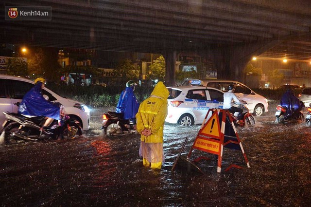 Mưa lớn kéo dài khiến đường phố Hà Nội hóa thành sông, nhiều người khốn đốn vì xe chết máy - Ảnh 4.