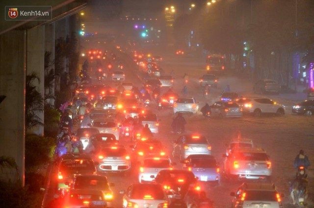 Mưa lớn kéo dài khiến đường phố Hà Nội hóa thành sông, nhiều người khốn đốn vì xe chết máy - Ảnh 5.