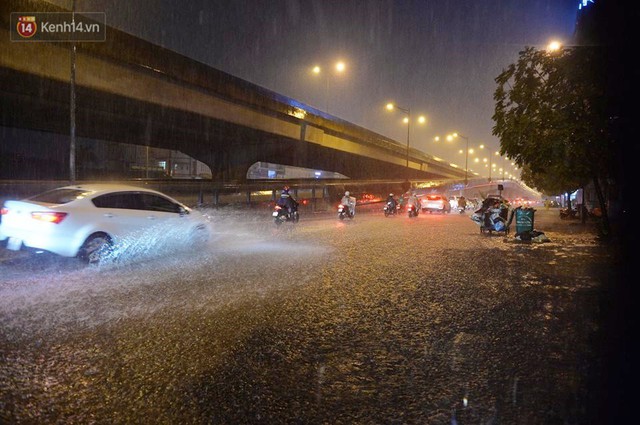 Mưa lớn kéo dài khiến đường phố Hà Nội hóa thành sông, nhiều người khốn đốn vì xe chết máy - Ảnh 7.