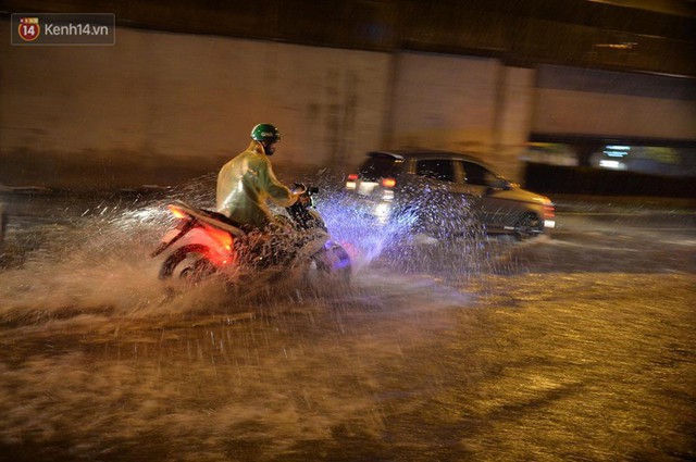 Mưa lớn kéo dài khiến đường phố Hà Nội hóa thành sông, nhiều người khốn đốn vì xe chết máy - Ảnh 10.