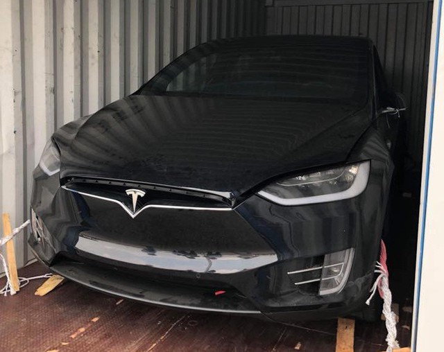 Chồng siêu mẫu Ngọc Thạch tậu thêm xe điện tự lái Tesla Model X tại Việt Nam - Ảnh 1.