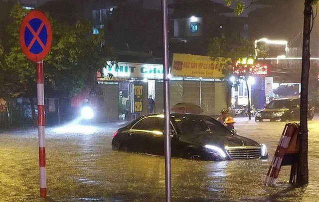 Hà Nội ngập nặng do mưa lớn, xe buýt rẽ sóng như tàu ngầm, khách chìm trong biển nước - Ảnh 2.