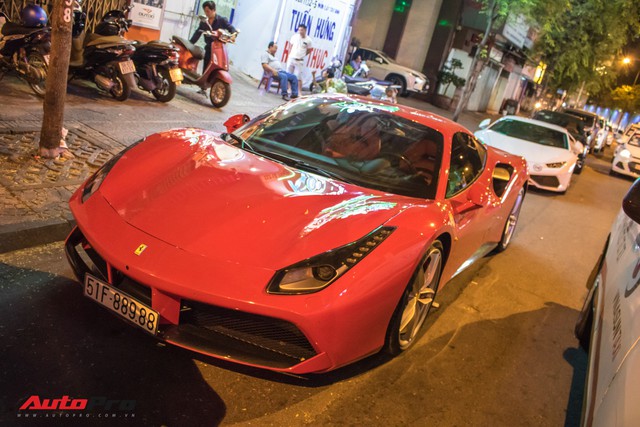 Tuấn Hưng cùng Ferrari 488 GTB bất ngờ xuất hiện tại Sài Gòn - Ảnh 3.