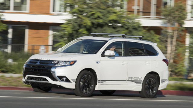 Mitsubishi Outlander sẽ ngày càng giống Nissan X-Trail - Ảnh 1.