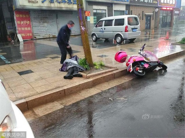 Say rượu, thanh niên ngủ giữa trời mưa suốt 4 tiếng: Có thể đã chết nếu không có thứ này! - Ảnh 2. Say rượu, thanh niên ngủ giữa trời mưa suốt 4 tiếng: Có thể đã chết nếu không có thứ này! - Ảnh 2.