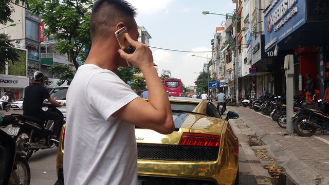 Hà Nội: Lamborghini bạc tỷ bốc khói nghi ngút giữa phố, người dân hiếu kỳ vây quanh - Ảnh 2.