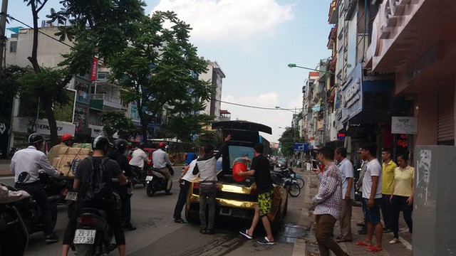 Hà Nội: Lamborghini bạc tỷ bốc khói nghi ngút giữa phố, người dân hiếu kỳ vây quanh - Ảnh 3.