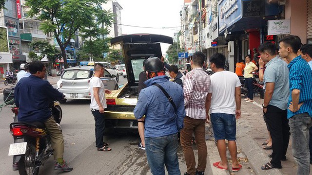Hà Nội: Lamborghini bạc tỷ bốc khói nghi ngút giữa phố, người dân hiếu kỳ vây quanh - Ảnh 7.