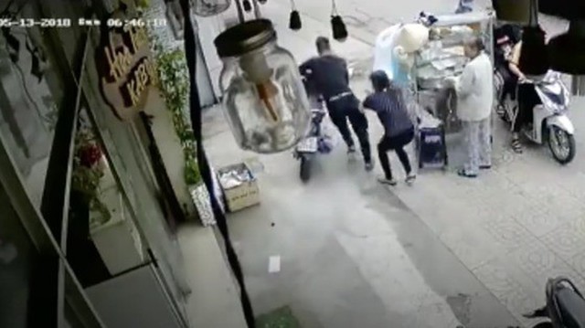 Clip: Tên trộm lợi dụng sơ hở 'hack' xe ngay trước mặt chủ nhà trong một nốt nhạc