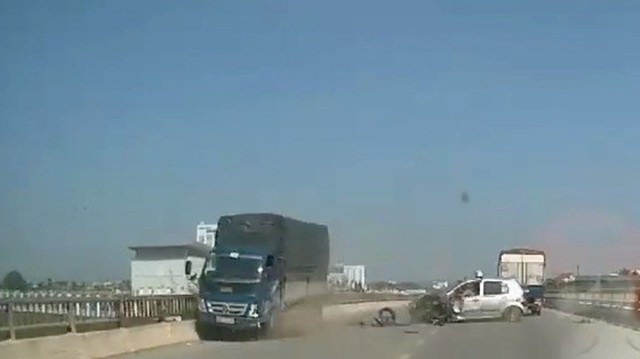 Clip sốc: Taxi hiên ngang lấn làn rồi đâm trực diện xe tải xem bên nào cứng hơn