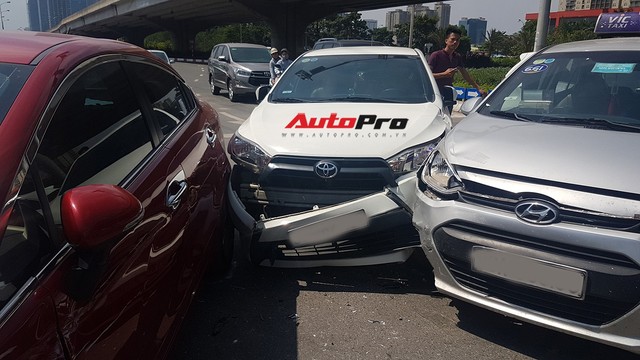 Toyota Yaris bị kẹp giữa xe taxi và Kia Rio giữa trưa nắng tại Hà Nội - Ảnh 2.