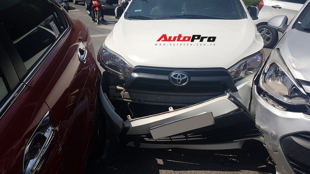 Toyota Yaris bị kẹp giữa xe taxi và Kia Rio giữa trưa nắng tại Hà Nội - Ảnh 3.