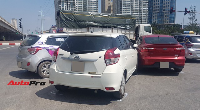 Toyota Yaris bị kẹp giữa xe taxi và Kia Rio giữa trưa nắng tại Hà Nội - Ảnh 4.