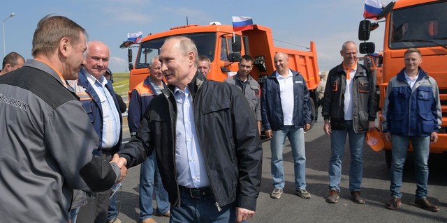 Tổng thống Putin đích thân lái xe tải thông cầu nối giữa Nga và Crimea - Ảnh 5.