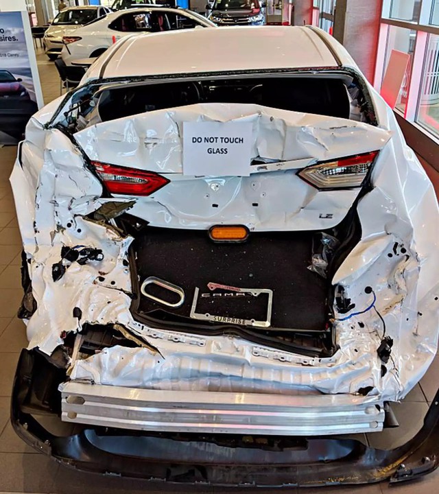 Vì sao đại lý Toyota lại trưng bày chiếc Camry tai nạn nhàu nát như thế này? - Ảnh 1.