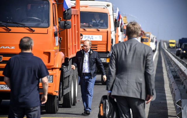 Tổng thống Putin đích thân lái xe tải thông cầu nối giữa Nga và Crimea - Ảnh 4.