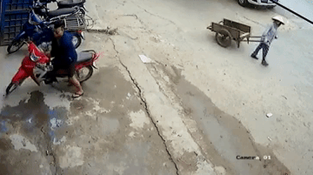 Bắt trộm xe máy trong tích tắc, nhưng hành động sau đó của người phụ nữ lại bị chỉ trích