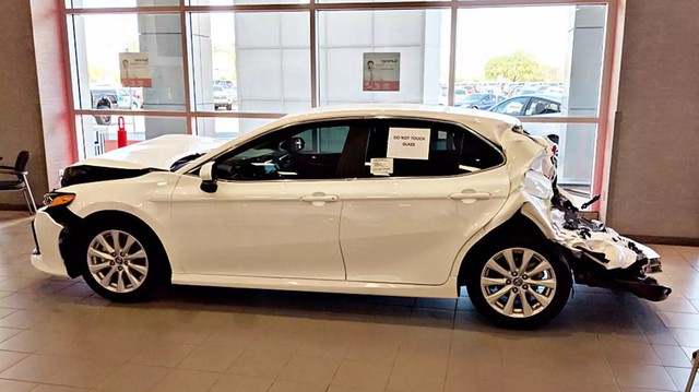 Vì sao đại lý Toyota lại trưng bày chiếc Camry tai nạn nhàu nát như thế này?