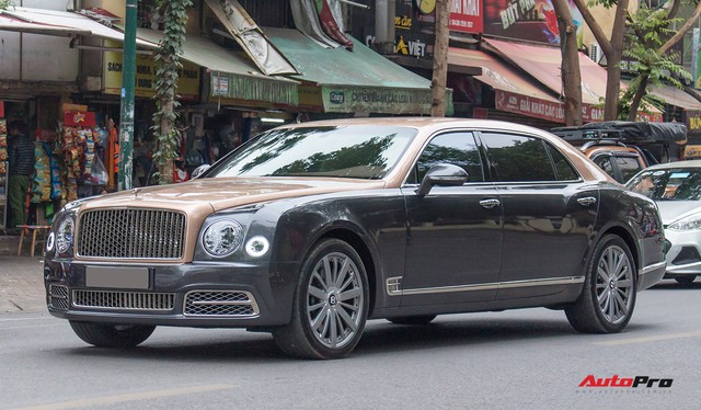 Hà Nội: “Ninja” đi Honda Vision húc đuôi Bentley Mulsanne EWB vẫn cố cãi lý, khi biết giá trị chiếc xe mới giật mình - Ảnh 2. Hà Nội: “Ninja” đi Honda Vision húc đuôi Bentley Mulsanne EWB vẫn cố cãi lý, khi biết giá trị chiếc xe mới giật mình - Ảnh 2.
