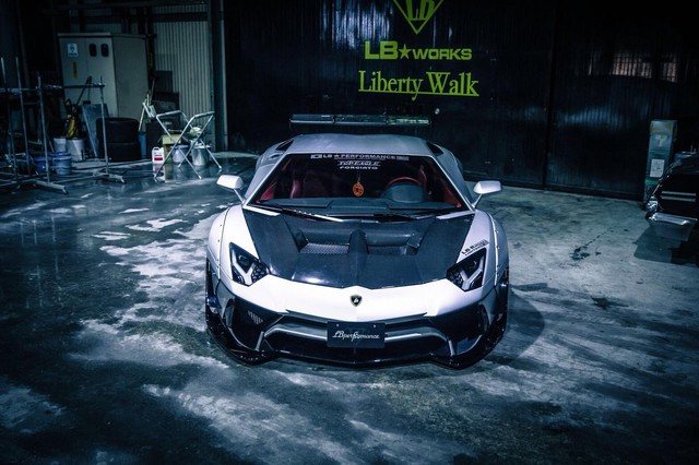Chiêm ngưỡng Lamborghini Aventador độ kit phiên bản giới hạn từ Liberty Walk sắp xuất hiện tại Việt Nam - Ảnh 1.