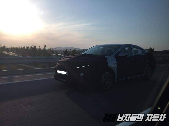 Hyundai Elantra bản nâng cấp facelift mới lộ ảnh thử nghiệm đầu tiên trên đường phố - Ảnh 1.