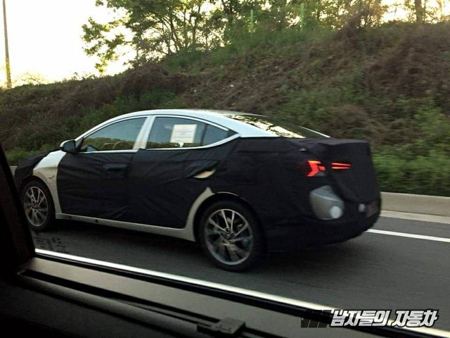 Hyundai Elantra bản nâng cấp facelift mới lộ ảnh thử nghiệm đầu tiên trên đường phố - Ảnh 2.