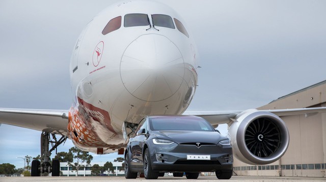 Xem xe Tesla kéo cả máy bay Boeing để lập kỷ lục thế giới