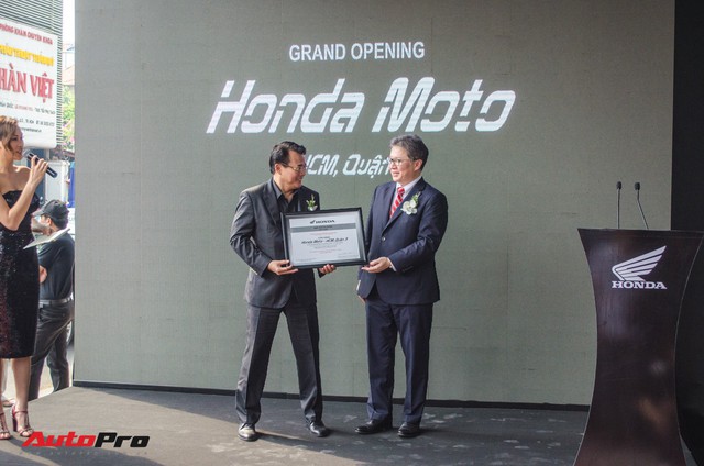 Honda khai trương đại lý, mở bán hàng loạt mô tô phân khối lớn tại Việt Nam - Ảnh 7.