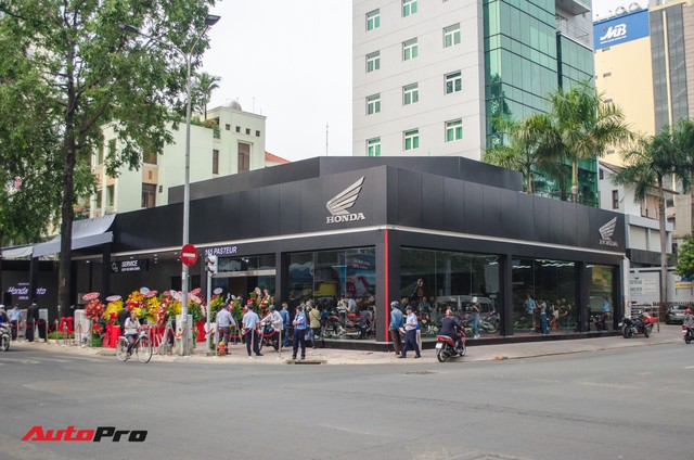 Honda khai trương đại lý, mở bán hàng loạt mô tô phân khối lớn tại Việt Nam - Ảnh 4.