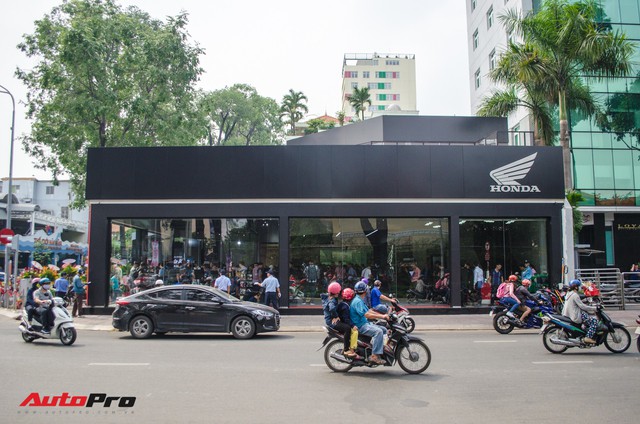 Honda khai trương đại lý, mở bán hàng loạt mô tô phân khối lớn tại Việt Nam - Ảnh 2.