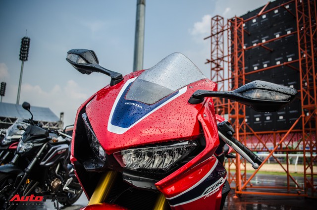 Honda CBR1000RR Fireblade SP chính hãng giá gần 680 triệu đồng cho biker Việt - Ảnh 7. Honda CBR1000RR Fireblade SP chính hãng giá gần 680 triệu đồng cho biker Việt - Ảnh 7.