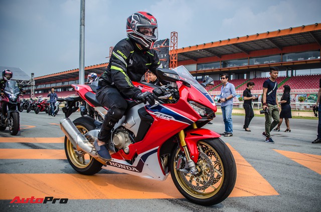 Honda CBR1000RR Fireblade SP chính hãng giá gần 680 triệu đồng cho biker Việt - Ảnh 3. Honda CBR1000RR Fireblade SP chính hãng giá gần 680 triệu đồng cho biker Việt - Ảnh 3.