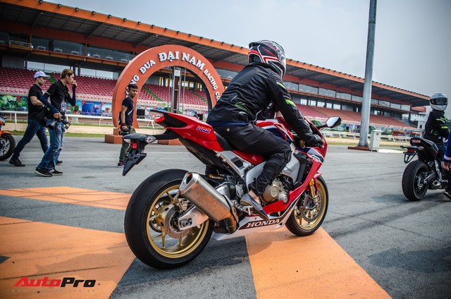 Honda CBR1000RR Fireblade SP chính hãng giá gần 680 triệu đồng cho biker Việt - Ảnh 1. Honda CBR1000RR Fireblade SP chính hãng giá gần 680 triệu đồng cho biker Việt - Ảnh 1.