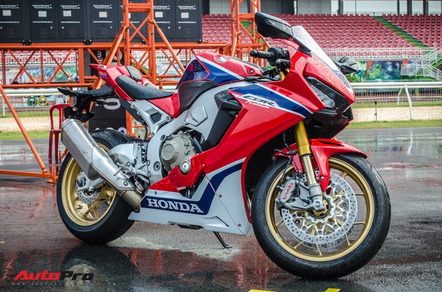 Honda CBR1000RR Fireblade SP chính hãng giá gần 680 triệu đồng cho biker Việt - Ảnh 5. Honda CBR1000RR Fireblade SP chính hãng giá gần 680 triệu đồng cho biker Việt - Ảnh 5.