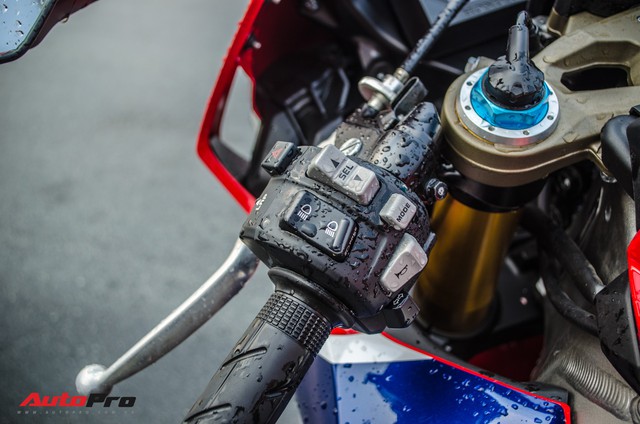 Honda CBR1000RR Fireblade SP chính hãng giá gần 680 triệu đồng cho biker Việt - Ảnh 11. Honda CBR1000RR Fireblade SP chính hãng giá gần 680 triệu đồng cho biker Việt - Ảnh 11.