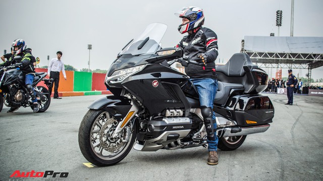 Khám phá Gold Wing 2018 - Mô tô Honda chính hãng giá cao hơn CR-V tại Việt Nam