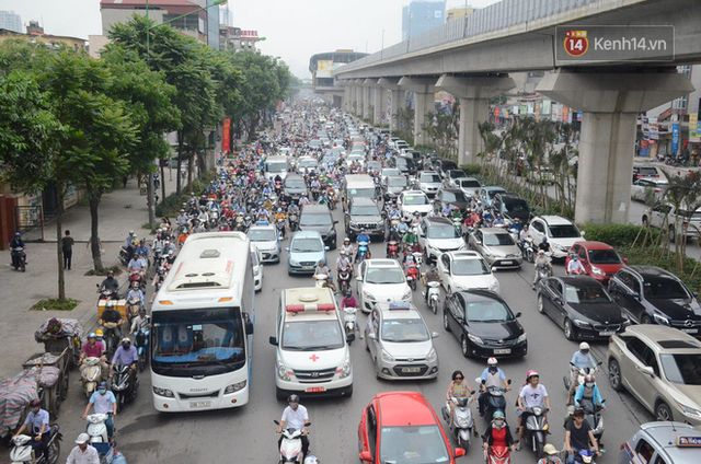 Đường phố Hà Nội tắc nghẽn, hàng ngàn phương tiện bủa vây nhau trong ngày đầu người dân đi làm sau kỳ nghĩ lễ - Ảnh 2.