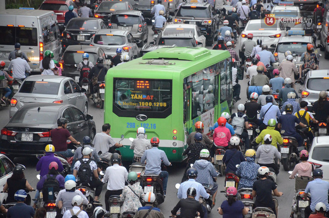Đường phố Hà Nội tắc nghẽn, hàng ngàn phương tiện bủa vây nhau trong ngày đầu người dân đi làm sau kỳ nghĩ lễ - Ảnh 3.