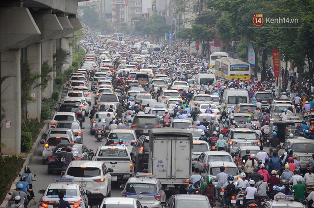 Đường phố Hà Nội tắc nghẽn, hàng ngàn phương tiện bủa vây nhau trong ngày đầu người dân đi làm sau kỳ nghĩ lễ - Ảnh 4.