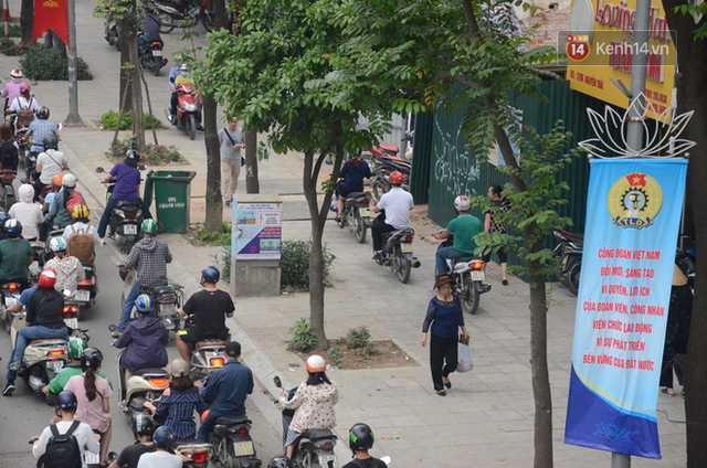 Đường phố Hà Nội tắc nghẽn, hàng ngàn phương tiện bủa vây nhau trong ngày đầu người dân đi làm sau kỳ nghĩ lễ - Ảnh 5.