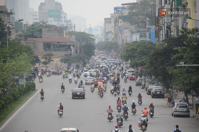Đường phố Hà Nội tắc nghẽn, hàng ngàn phương tiện bủa vây nhau trong ngày đầu người dân đi làm sau kỳ nghĩ lễ - Ảnh 6.