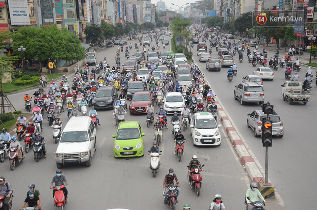 Đường phố Hà Nội tắc nghẽn, hàng ngàn phương tiện bủa vây nhau trong ngày đầu người dân đi làm sau kỳ nghĩ lễ - Ảnh 7.