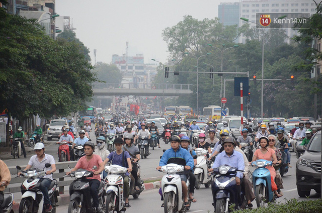 Đường phố Hà Nội tắc nghẽn, hàng ngàn phương tiện bủa vây nhau trong ngày đầu người dân đi làm sau kỳ nghĩ lễ - Ảnh 8.