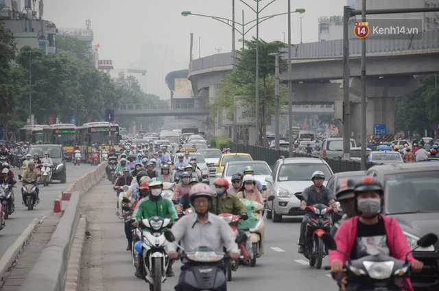 Đường phố Hà Nội tắc nghẽn, hàng ngàn phương tiện bủa vây nhau trong ngày đầu người dân đi làm sau kỳ nghĩ lễ - Ảnh 9.