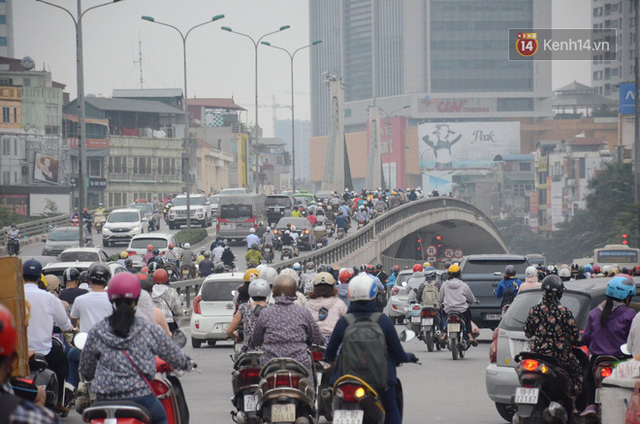 Đường phố Hà Nội tắc nghẽn, hàng ngàn phương tiện bủa vây nhau trong ngày đầu người dân đi làm sau kỳ nghĩ lễ - Ảnh 10.