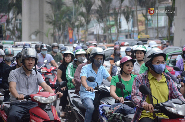 Đường phố Hà Nội tắc nghẽn, hàng ngàn phương tiện bủa vây nhau trong ngày đầu người dân đi làm sau kỳ nghĩ lễ - Ảnh 11.