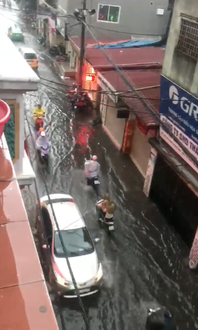 Hà Nội: Phố hoá thành sông chỉ sau một trận mưa đầu mùa - Ảnh 1.